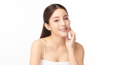 Beyaz arka planda temiz tenli güzel Asyalı kadın, yüz bakımı, yüz bakımı, kozmetoloji, güzellik ve kaplıca, Asyalı kadın portresi.