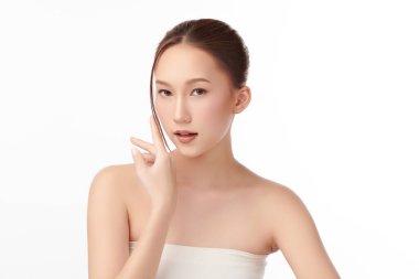 Beyaz arka planda temiz tenli güzel Asyalı kadın, yüz bakımı, yüz bakımı, kozmetoloji, güzellik ve kaplıca, Asyalı kadın portresi.