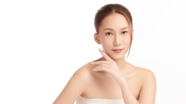 Beyaz arka planda temiz tenli güzel Asyalı kadın, yüz bakımı, yüz bakımı, kozmetoloji, güzellik ve kaplıca, Asyalı kadın portresi.