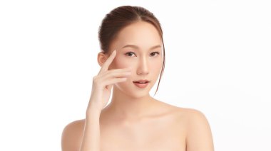 Beyaz arka planda temiz tenli güzel Asyalı kadın, yüz bakımı, yüz bakımı, kozmetoloji, güzellik ve kaplıca, Asyalı kadın portresi.