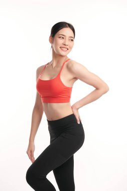 Beyaz arka planda spor kıyafetleri, spor kıyafetleri, spor kıyafetleri, yoga kıyafetleri, sağlıklı yaşam tarzı, spora hazır Asyalı güzel bir kadın..