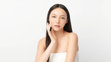 Beyaz arka planda temiz tenli güzel Asyalı kadın, yüz bakımı, yüz bakımı, kozmetoloji, güzellik ve kaplıca, Asyalı kadın portresi.