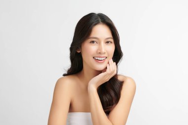 Beyaz arka planda temiz tenli güzel Asyalı kadın, yüz bakımı, yüz bakımı, kozmetoloji, güzellik ve kaplıca, Asyalı kadın portresi.