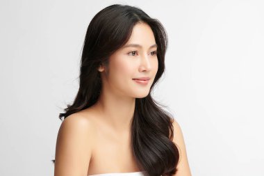 Beyaz arka planda temiz tenli güzel Asyalı kadın, yüz bakımı, yüz bakımı, kozmetoloji, güzellik ve kaplıca, Asyalı kadın portresi.