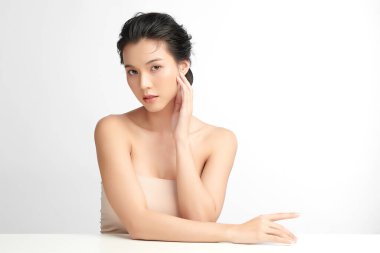 Beyaz arka planda temiz tenli güzel Asyalı kadın, yüz bakımı, yüz bakımı, kozmetoloji, güzellik ve kaplıca, Asyalı kadın portresi.