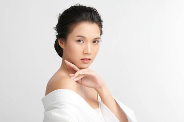 Beyaz arka planda temiz tenli güzel Asyalı kadın, yüz bakımı, yüz bakımı, kozmetoloji, güzellik ve kaplıca, Asyalı kadın portresi.