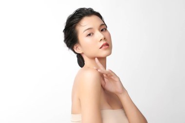Beyaz arka planda temiz tenli güzel Asyalı kadın, yüz bakımı, yüz bakımı, kozmetoloji, güzellik ve kaplıca, Asyalı kadın portresi.