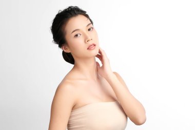 Beyaz arka planda temiz tenli güzel Asyalı kadın, yüz bakımı, yüz bakımı, kozmetoloji, güzellik ve kaplıca, Asyalı kadın portresi.