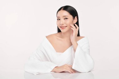 Beyaz arka planda temiz tenli güzel Asyalı kadın, yüz bakımı, yüz bakımı, kozmetoloji, güzellik ve kaplıca, Asyalı kadın portresi.
