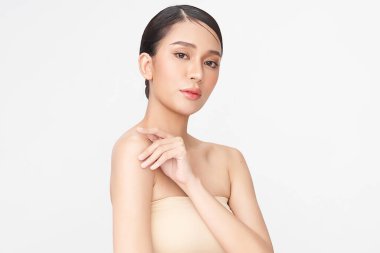Beyaz arka planda temiz tenli güzel Asyalı kadın, yüz bakımı, yüz bakımı, kozmetoloji, güzellik ve kaplıca, Asyalı kadın portresi.