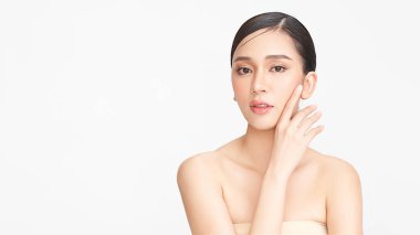 Beyaz arka planda temiz tenli güzel Asyalı kadın, yüz bakımı, yüz bakımı, kozmetoloji, güzellik ve kaplıca, Asyalı kadın portresi.