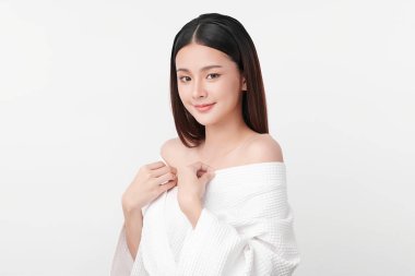 Beyaz arka planda temiz tenli güzel Asyalı kadın, yüz bakımı, yüz bakımı, kozmetoloji, güzellik ve kaplıca, Asyalı kadın portresi.