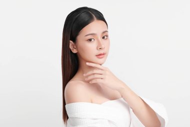 Beyaz arka planda temiz tenli güzel Asyalı kadın, yüz bakımı, yüz bakımı, kozmetoloji, güzellik ve kaplıca, Asyalı kadın portresi.
