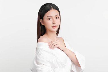 Beyaz arka planda temiz tenli güzel Asyalı kadın, yüz bakımı, yüz bakımı, kozmetoloji, güzellik ve kaplıca, Asyalı kadın portresi.