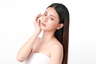 Beyaz arka planda temiz tenli güzel Asyalı kadın, yüz bakımı, yüz bakımı, kozmetoloji, güzellik ve kaplıca, Asyalı kadın portresi.
