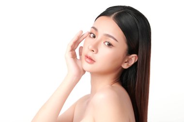 Beyaz arka planda temiz tenli güzel Asyalı kadın, yüz bakımı, yüz bakımı, kozmetoloji, güzellik ve kaplıca, Asyalı kadın portresi.