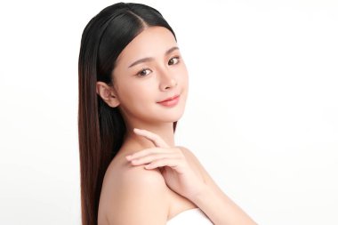 Beyaz arka planda temiz tenli güzel Asyalı kadın, yüz bakımı, yüz bakımı, kozmetoloji, güzellik ve kaplıca, Asyalı kadın portresi.