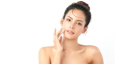 Beyaz arka planda temiz tenli güzel Asyalı kadın, yüz bakımı, yüz bakımı, kozmetoloji, güzellik ve kaplıca, Asyalı kadın portresi.