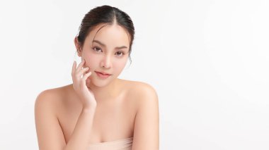 Beyaz arka planda temiz tenli güzel Asyalı kadın, yüz bakımı, yüz bakımı, kozmetoloji, güzellik ve kaplıca, Asyalı kadın portresi.