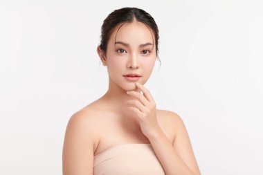 Beyaz arka planda temiz tenli güzel Asyalı kadın, yüz bakımı, yüz bakımı, kozmetoloji, güzellik ve kaplıca, Asyalı kadın portresi.