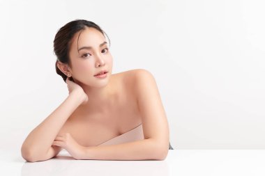 Beyaz arka planda temiz tenli güzel Asyalı kadın, yüz bakımı, yüz bakımı, kozmetoloji, güzellik ve kaplıca, Asyalı kadın portresi.