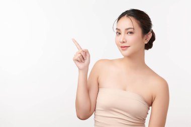 Beyaz arka planda temiz tenli güzel Asyalı kadın, yüz bakımı, yüz bakımı, kozmetoloji, güzellik ve kaplıca, Asyalı kadın portresi.