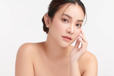 Beyaz arka planda temiz tenli güzel Asyalı kadın, yüz bakımı, yüz bakımı, kozmetoloji, güzellik ve kaplıca, Asyalı kadın portresi.