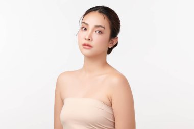 Beyaz arka planda temiz tenli güzel Asyalı kadın, yüz bakımı, yüz bakımı, kozmetoloji, güzellik ve kaplıca, Asyalı kadın portresi.