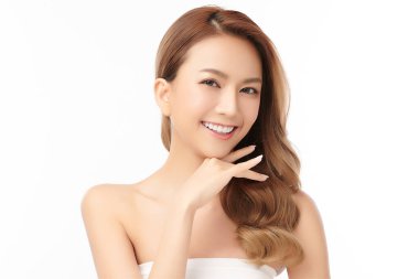 Beyaz arka planda temiz tenli güzel Asyalı kadın, yüz bakımı, yüz bakımı, kozmetoloji, güzellik ve kaplıca, Asyalı kadın portresi.