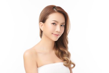 Beyaz arka planda temiz tenli güzel Asyalı kadın, yüz bakımı, yüz bakımı, kozmetoloji, güzellik ve kaplıca, Asyalı kadın portresi.