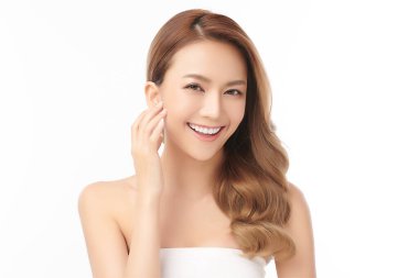 Beyaz arka planda temiz tenli güzel Asyalı kadın, yüz bakımı, yüz bakımı, kozmetoloji, güzellik ve kaplıca, Asyalı kadın portresi.