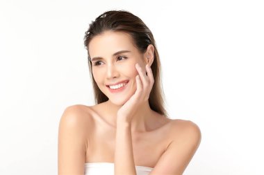 Beyaz arka planda temiz tenli güzel Asyalı kadın, yüz bakımı, yüz bakımı, kozmetoloji, güzellik ve kaplıca, Asyalı kadın portresi.