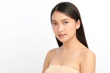 Beyaz arka planda temiz tenli güzel Asyalı kadın, yüz bakımı, yüz bakımı, kozmetoloji, güzellik ve kaplıca, Asyalı kadın portresi.