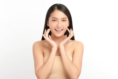 Beyaz arka planda temiz tenli güzel Asyalı kadın, yüz bakımı, yüz bakımı, kozmetoloji, güzellik ve kaplıca, Asyalı kadın portresi.