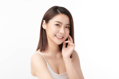 Beyaz arka planda temiz tenli güzel Asyalı kadın, yüz bakımı, yüz bakımı, kozmetoloji, güzellik ve kaplıca, Asyalı kadın portresi.