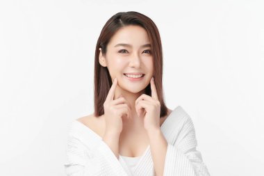 Beyaz arka planda temiz tenli güzel Asyalı kadın, yüz bakımı, yüz bakımı, kozmetoloji, güzellik ve kaplıca, Asyalı kadın portresi.