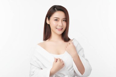 Beyaz arka planda temiz tenli güzel Asyalı kadın, yüz bakımı, yüz bakımı, kozmetoloji, güzellik ve kaplıca, Asyalı kadın portresi.