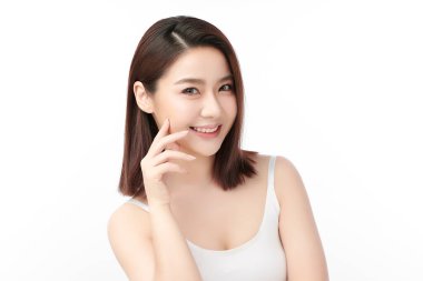 Beyaz arka planda temiz tenli güzel Asyalı kadın, yüz bakımı, yüz bakımı, kozmetoloji, güzellik ve kaplıca, Asyalı kadın portresi.