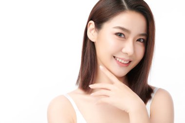 Beyaz arka planda temiz tenli güzel Asyalı kadın, yüz bakımı, yüz bakımı, kozmetoloji, güzellik ve kaplıca, Asyalı kadın portresi.