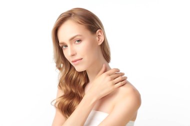 Beyaz arka planda temiz tenli güzel bir kadın, yüz bakımı, yüz bakımı, kozmetoloji, güzellik ve kaplıca, kadın portresi..