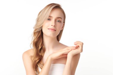 Beyaz arka planda temiz tenli güzel bir kadın, yüz bakımı, yüz bakımı, kozmetoloji, güzellik ve kaplıca, kadın portresi..