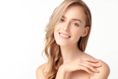 Beyaz arka planda temiz tenli güzel bir kadın, yüz bakımı, yüz bakımı, kozmetoloji, güzellik ve kaplıca, kadın portresi..