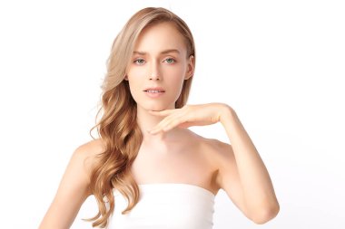 Beyaz arka planda temiz tenli güzel bir kadın, yüz bakımı, yüz bakımı, kozmetoloji, güzellik ve kaplıca, kadın portresi..