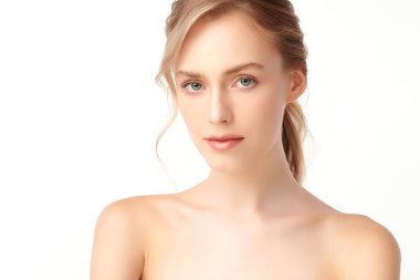 Beyaz arka planda temiz tenli güzel bir kadın, yüz bakımı, yüz bakımı, kozmetoloji, güzellik ve kaplıca, kadın portresi..