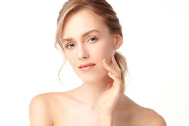 Beyaz arka planda temiz tenli güzel bir kadın, yüz bakımı, yüz bakımı, kozmetoloji, güzellik ve kaplıca, kadın portresi..