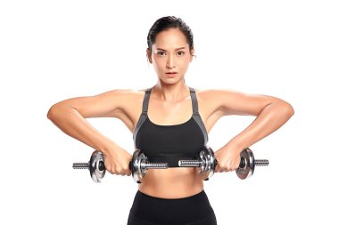 Asyalı bir kadın, beyaz arka planda spor kıyafeti giymiş halterlerle spor yapıyor.,