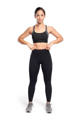 Asyalı bir kadın spor kıyafeti giyiyor ve beyaz bir geçmişi var.,