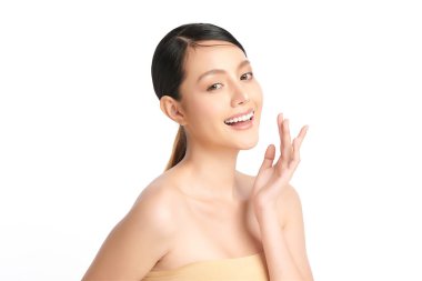 Beyaz arka planda temiz tenli güzel Asyalı kadın, yüz bakımı, yüz bakımı, kozmetoloji, güzellik ve kaplıca, Asyalı kadın portresi.