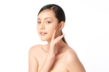 Beyaz arka planda temiz tenli güzel Asyalı kadın, yüz bakımı, yüz bakımı, kozmetoloji, güzellik ve kaplıca, Asyalı kadın portresi.