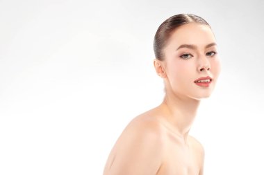 Beyaz arka planda temiz tenli güzel bir kadın, yüz bakımı, yüz bakımı, kozmetoloji, güzellik ve kaplıca, kadın portresi..